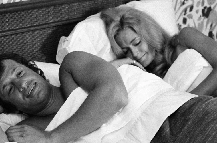 Henri et Françoise allongés ensemble dans le film Un homme qui me plaît