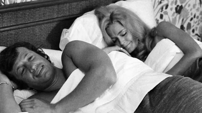 Henri et Françoise allongés ensemble dans le film Un homme qui me plaît