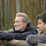 Un père idéal : fin du téléfilm et mort de Jeff expliquées Jeff et Michel côte à côte dans le téléfilm Un père idéal