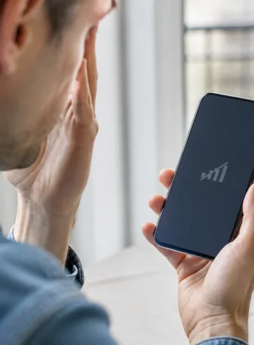 Personne constatant une absence de réseau mobile sur son smartphone