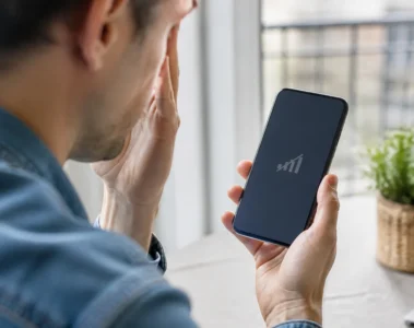 Personne constatant une absence de réseau mobile sur son smartphone