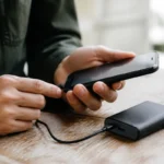 Batterie externe intacte reliée à un smartphone sans progression de charge