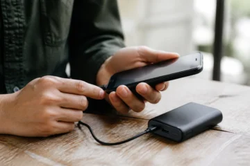 Batterie externe intacte reliée à un smartphone sans progression de charge
