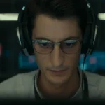 Boîte noire : explication de la fin et de la mort de Mathieu Pierre Niney, dans le rôle de Mathieu Vasseur, écoute un enregistrement dans Boîte noire