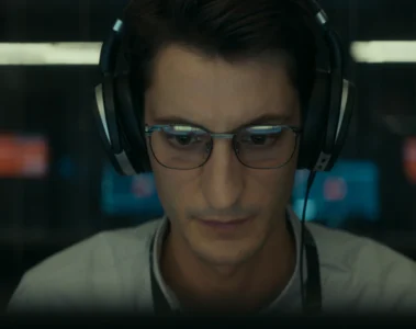 Pierre Niney, dans le rôle de Mathieu Vasseur, écoute un enregistrement dans Boîte noire