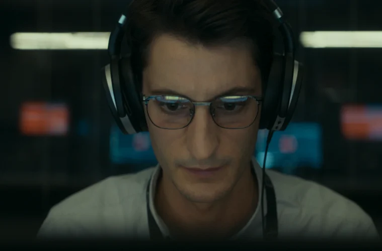 Pierre Niney, dans le rôle de Mathieu Vasseur, écoute un enregistrement dans Boîte noire