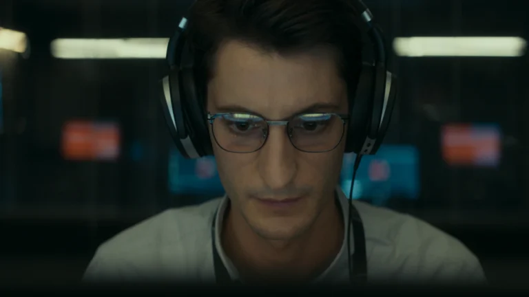Pierre Niney, dans le rôle de Mathieu Vasseur, écoute un enregistrement dans Boîte noire