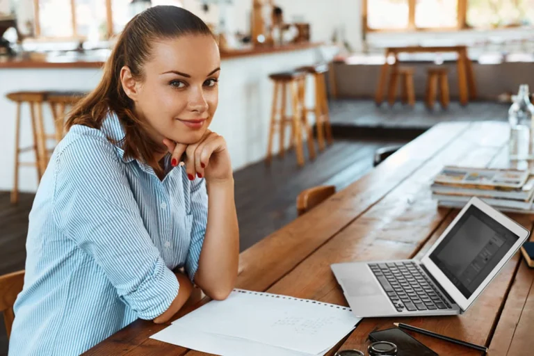 Entrepreneuse travaillant sur un ordinateur portable dans un café