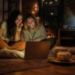 Deux jeunes femmes regardant une série sur un ordinateur portable