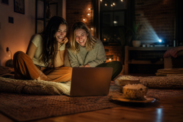 Deux jeunes femmes regardant une série sur un ordinateur portable