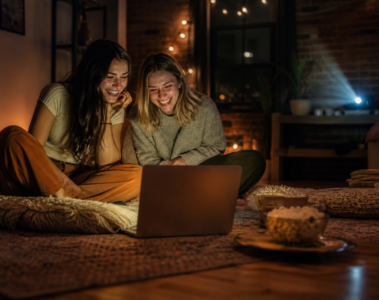 Deux jeunes femmes regardant une série sur un ordinateur portable
