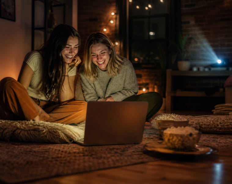 Deux jeunes femmes regardant une série sur un ordinateur portable