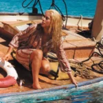Le Sauvage : fin du film expliquée Nelly sur le pont d’un bateau dans Le Sauvage