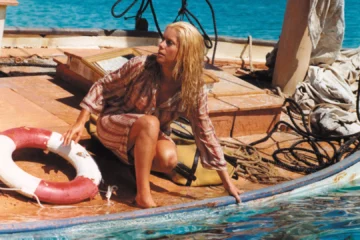 Nelly sur le pont d’un bateau dans Le Sauvage