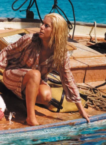 Nelly sur le pont d’un bateau dans Le Sauvage