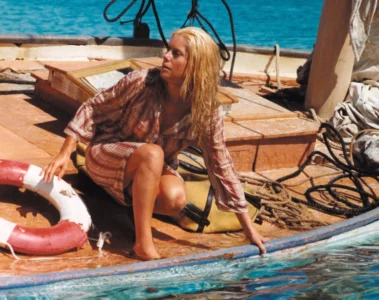 Nelly sur le pont d’un bateau dans Le Sauvage