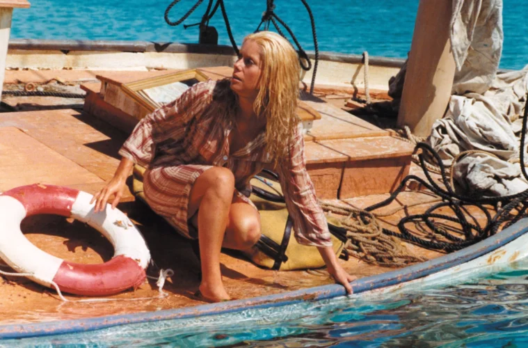 Nelly sur le pont d’un bateau dans Le Sauvage