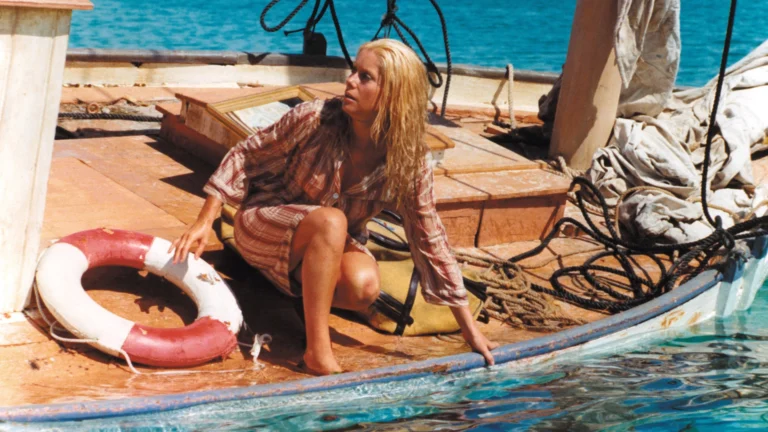 Nelly sur le pont d’un bateau dans Le Sauvage