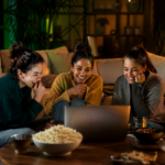 Purstream ne fonctionne pas encore : état en septembre 2026 Trois jeunes femmes regardant du streaming ensemble sur un ordinateur portable