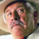Hercule Poirot observe les suspects dans Rendez-vous avec la mort