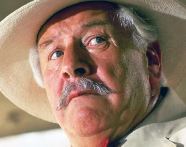 Hercule Poirot observe les suspects dans Rendez-vous avec la mort