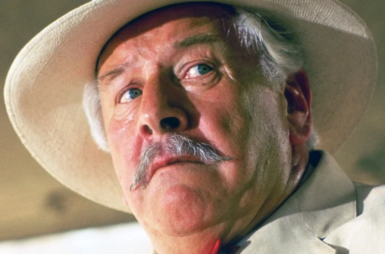 Hercule Poirot observe les suspects dans Rendez-vous avec la mort
