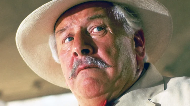 Hercule Poirot observe les suspects dans Rendez-vous avec la mort