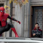 Spider-Man: No Way Home : fin et oubli de Peter expliqués Spider-Man devant Doctor Strange dans Spider-Man No Way Home