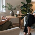 Le lien qui blesse, le lien qui répare : syndrome de Stockholm, trouble borderline et la place de BetterHelp dans l'accompagnement Deux personnes échangent dans le cadre d'un accompagnement psychologique