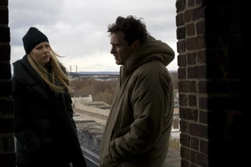 Michelle et Leonard sur un toit dans le film Two Lovers