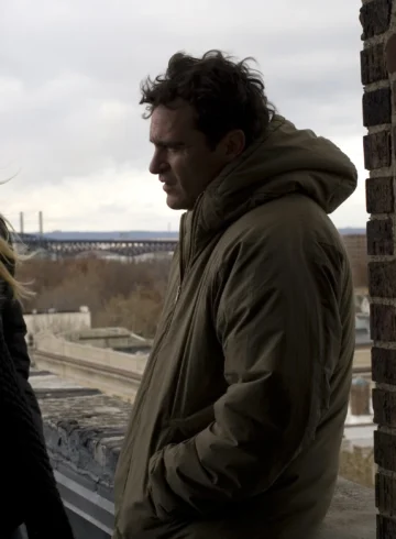 Michelle et Leonard sur un toit dans le film Two Lovers