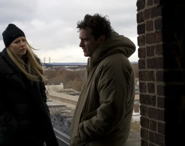 Michelle et Leonard sur un toit dans le film Two Lovers