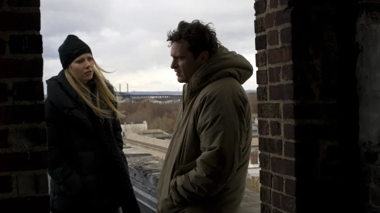 Michelle et Leonard sur un toit dans le film Two Lovers