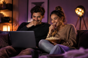Jeunes adultes regardant un film en streaming sur un ordinateur portable