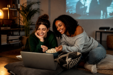 Deux jeunes femmes adultes regardant du streaming sur un ordinateur portable