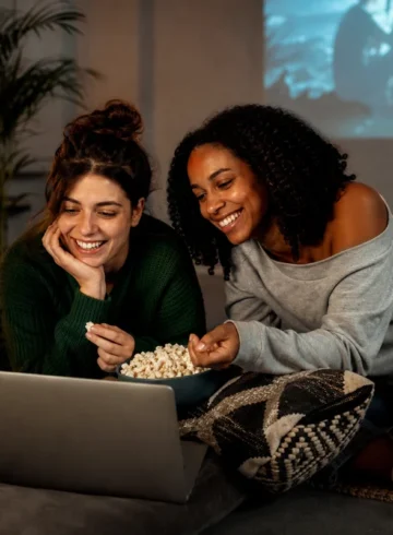 Deux jeunes femmes adultes regardant du streaming sur un ordinateur portable
