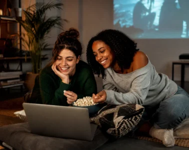 Deux jeunes femmes adultes regardant du streaming sur un ordinateur portable