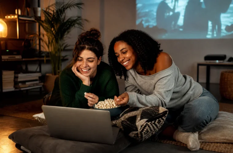 Deux jeunes femmes adultes regardant du streaming sur un ordinateur portable