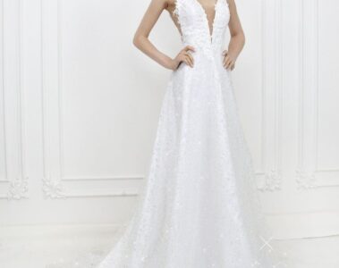 Modèle portant une robe de mariée blanche à fines bretelles et longue traîne