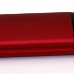 Clé USB rouge et noire photographiée sur fond blanc