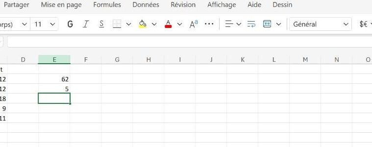 La source contient cinq lignes et un total de 62.