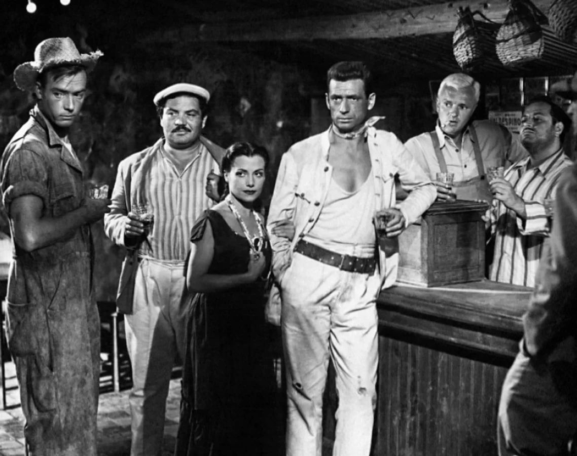 Les personnages du Salaire de la peur réunis au bar, dans le film de Clouzot de 1953