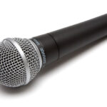 Microphone Shure SM58 noir et argent photographié sur fond blanc