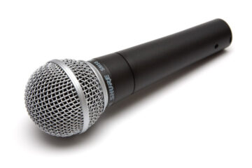 Microphone Shure SM58 noir et argent photographié sur fond blanc