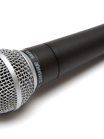 Microphone Shure SM58 noir et argent photographié sur fond blanc
