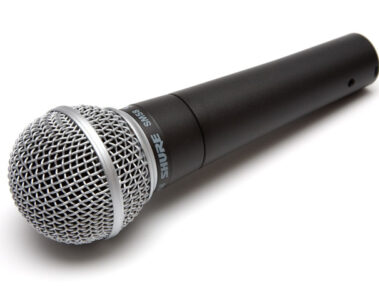 Microphone Shure SM58 noir et argent photographié sur fond blanc