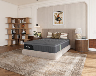 Matelas hybride Novilla AiryFlow gris installé sur un sommier dans une chambre aux tons beige et bois. Visuel produit fourni par Novilla dans le brief, page 3.