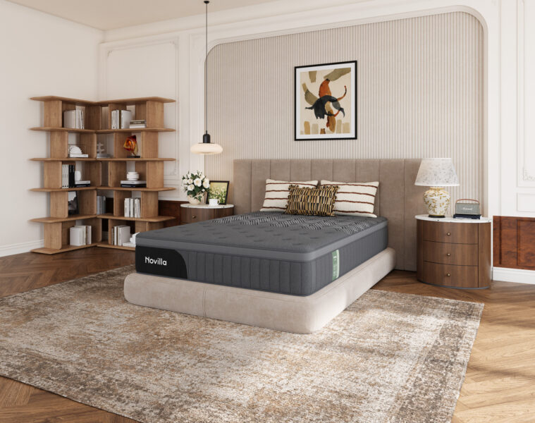 Matelas hybride Novilla AiryFlow gris installé sur un sommier dans une chambre aux tons beige et bois. Visuel produit fourni par Novilla dans le brief, page 3.
