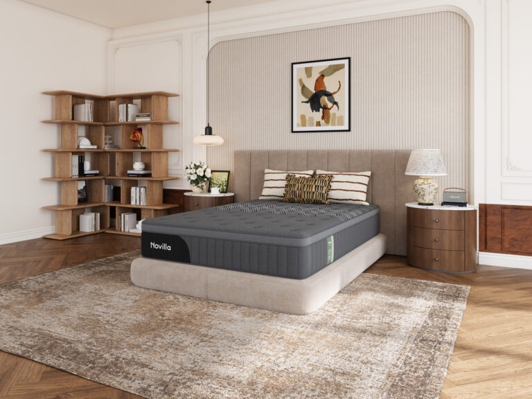 Matelas hybride Novilla AiryFlow gris installé sur un sommier dans une chambre aux tons beige et bois. Visuel produit fourni par Novilla dans le brief, page 3.