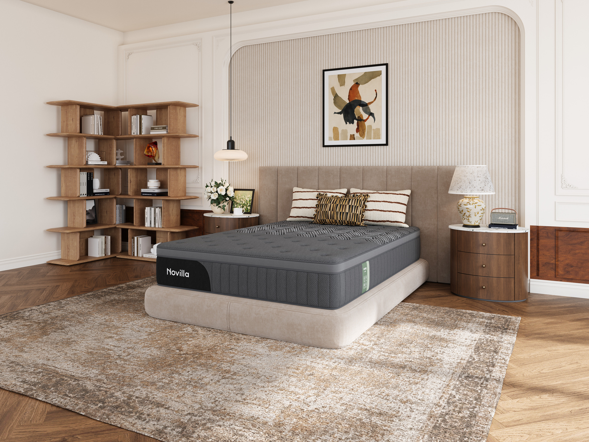 Matelas hybride Novilla AiryFlow gris installé sur un sommier dans une chambre aux tons beige et bois. Visuel produit fourni par Novilla dans le brief, page 3.